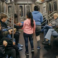 Crianças estrangeiras vendem balas no metrô, em Nova York (EUA) (Andrés Kudacki/The New York Times - 08.03.2024)